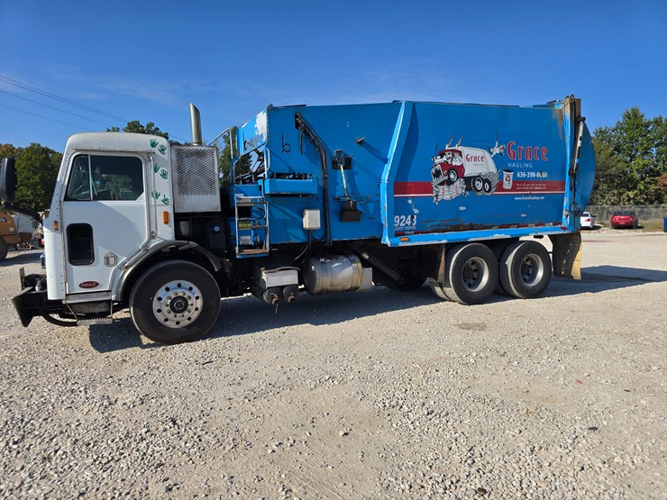 2013-peterbilt-320-image-5