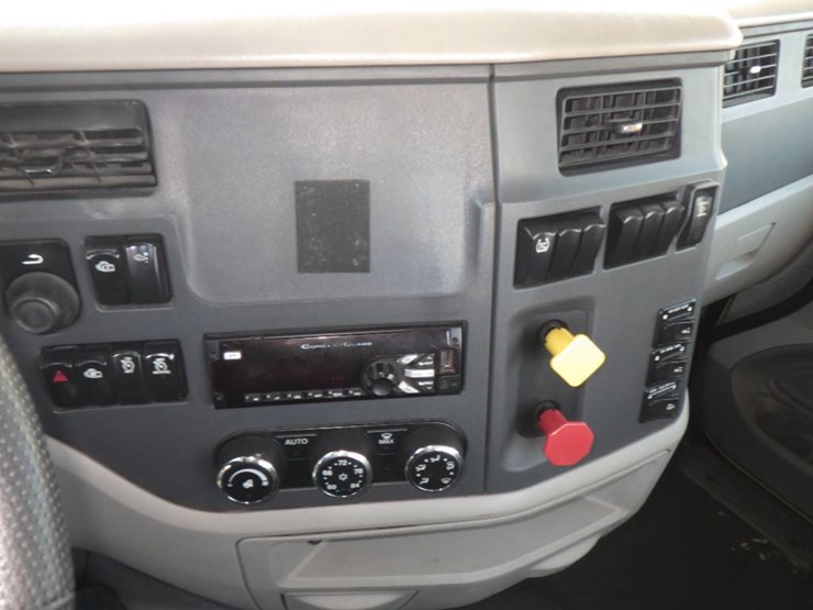 2018-peterbilt-579-image-19