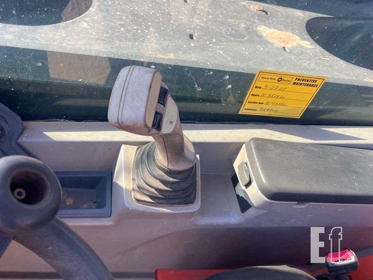 2018-jlg-742-image-26