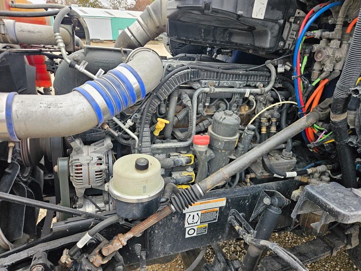 peterbilt-579-image-32