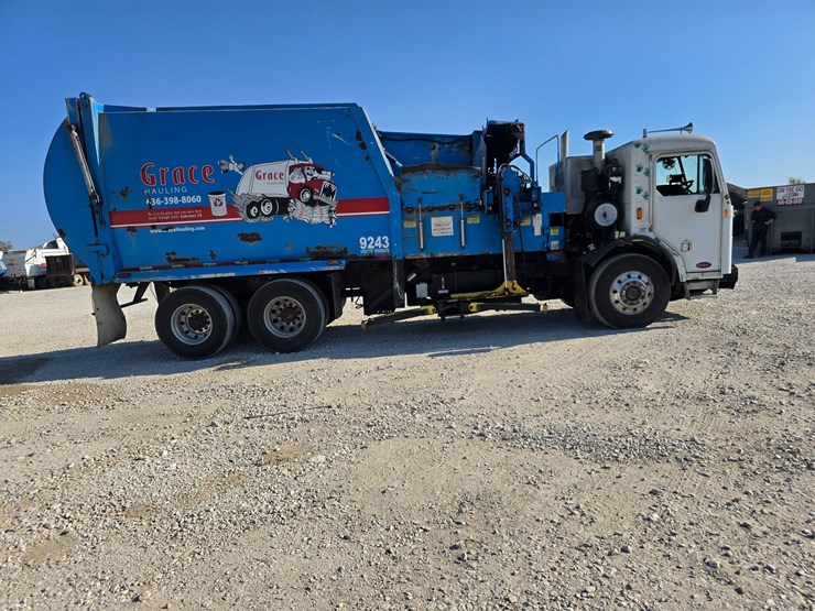 2013-peterbilt-320-image-22