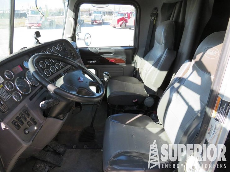 peterbilt-388-image-11