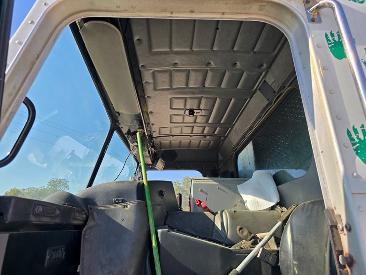 2013-peterbilt-320-image-59