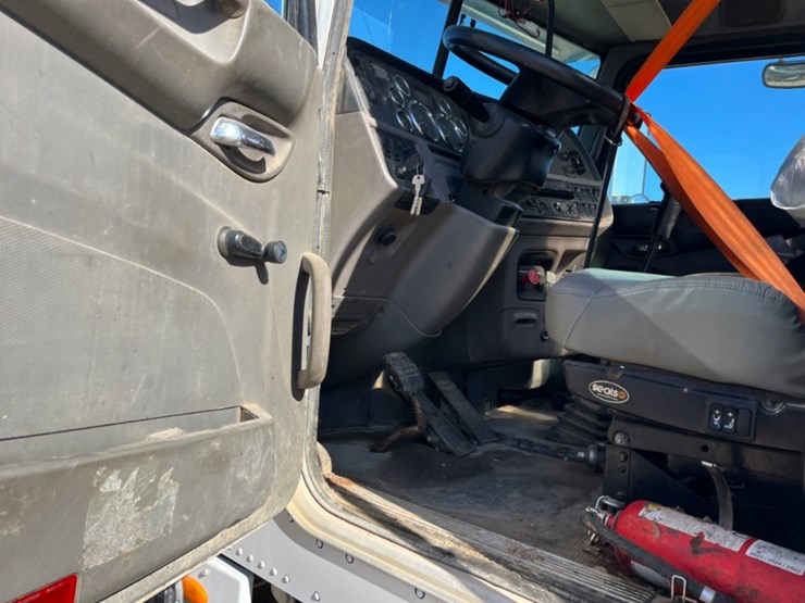 2012-peterbilt-367-image-17