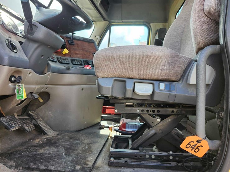 2016-freightliner-semi,-tag-#646-image-17