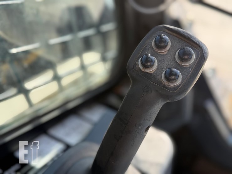 2017-deere-331g-image-39