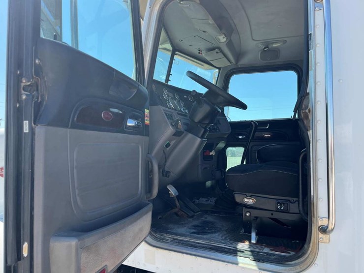 2012-peterbilt-388-image-15