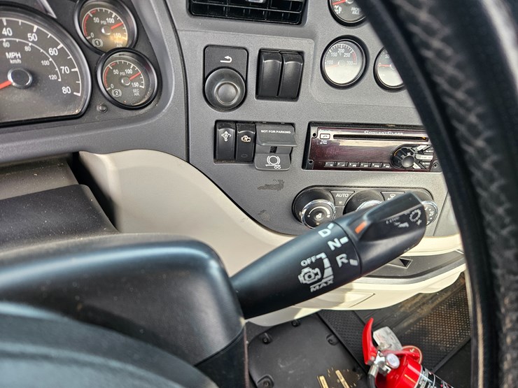 peterbilt-579-image-56