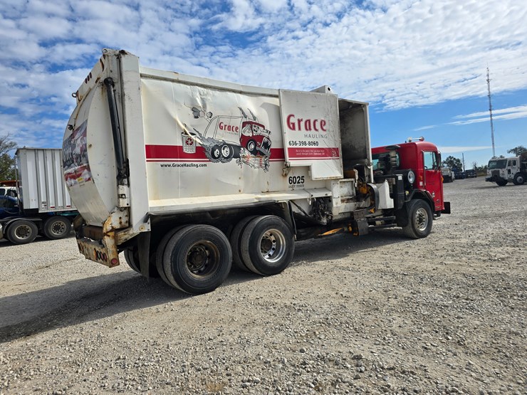 2005-peterbilt-320-image-18