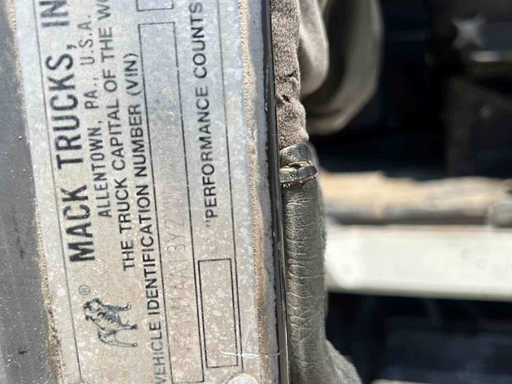 2000-mack-ch-daycab-image-2