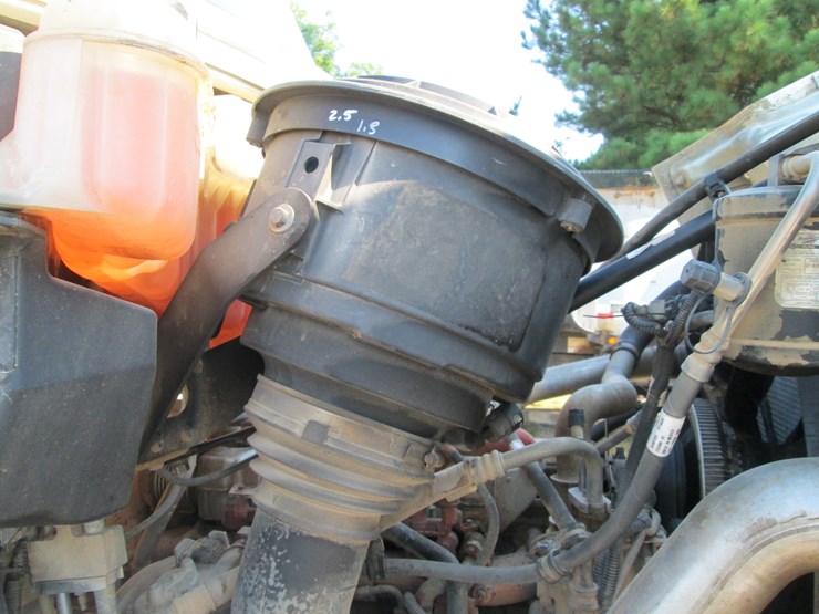 2016-freightliner-108sd-image-33