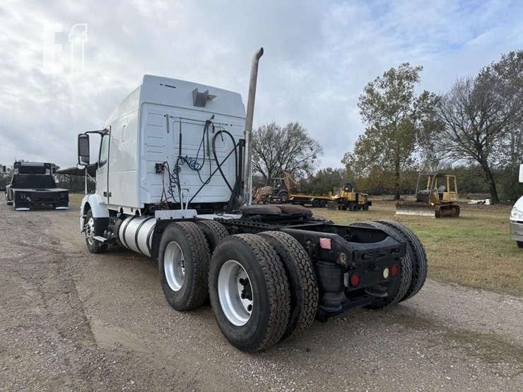 volvo-vnm64t630-image-7