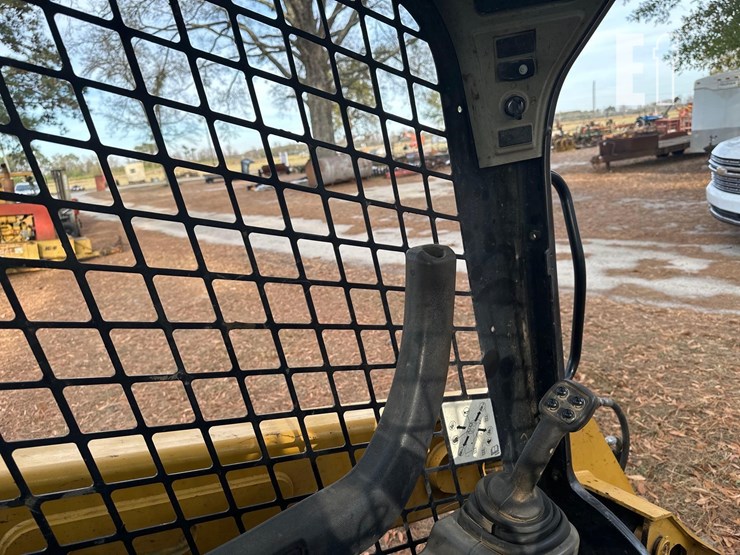 2015-caterpillar-259d-image-11