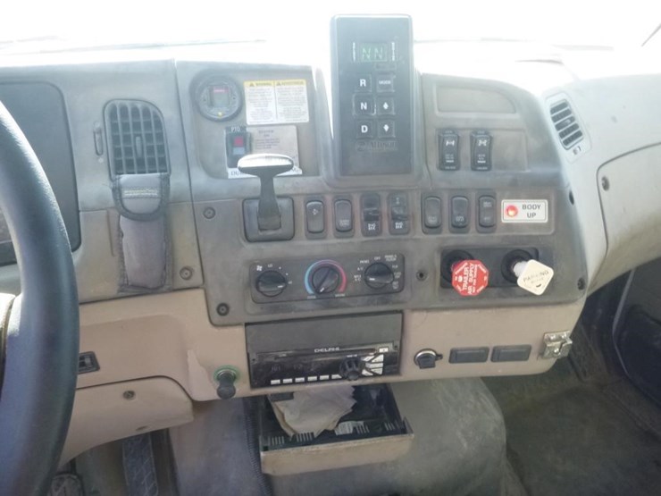 2009-sterling-lt9500-image-17