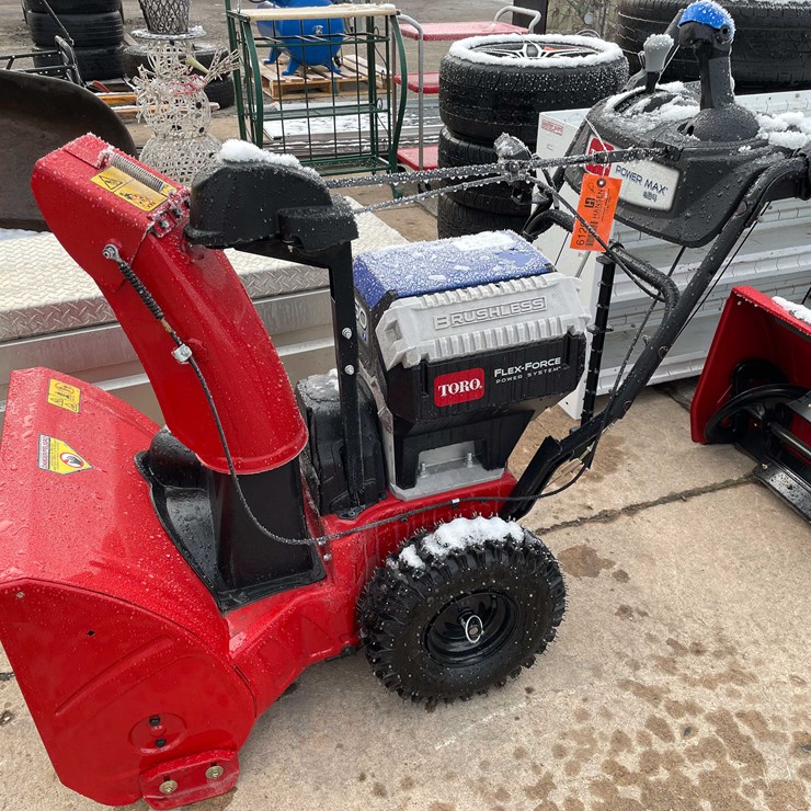 #6120 • Toro Battery Operated Snow Blower (O3)