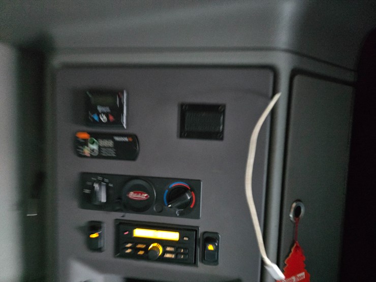 2017-peterbilt-579-image-94