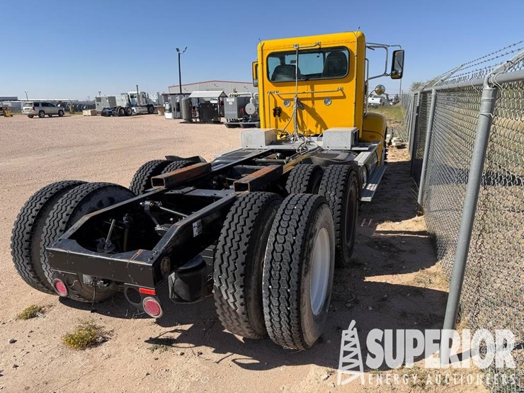 2014-peterbilt-384-image-3