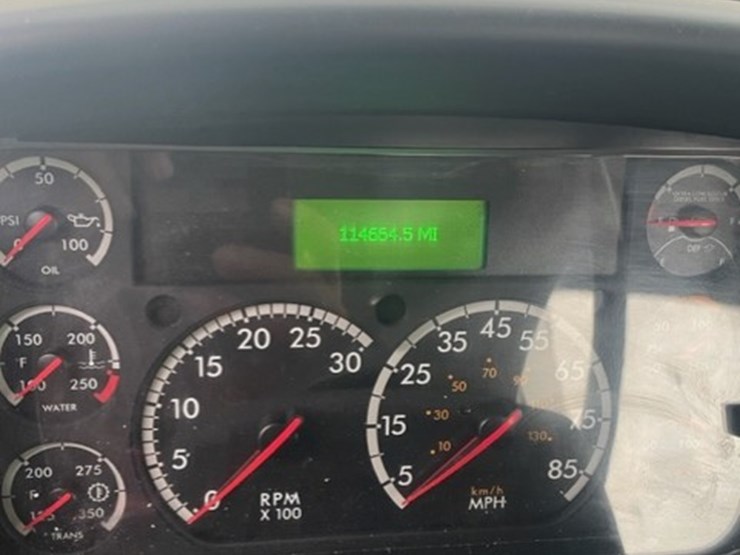 2016-freightliner-108sd-image-52