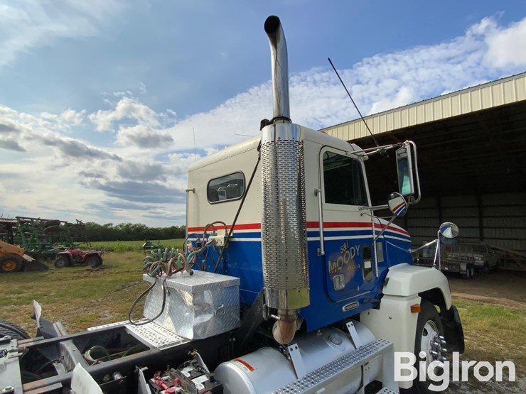 1997-freightliner-fld120-image-17