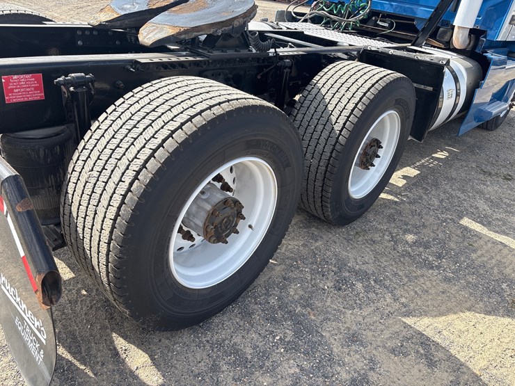 volvo-vnl64t300-image-6