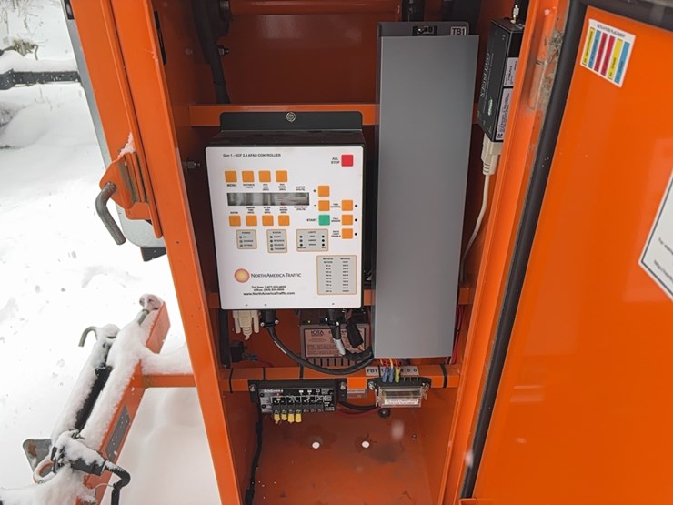 north-america-traffic-rcf2.4-remote-controlled-flagman-portable-traffic-signal-sn:rcf3.4436-image-4