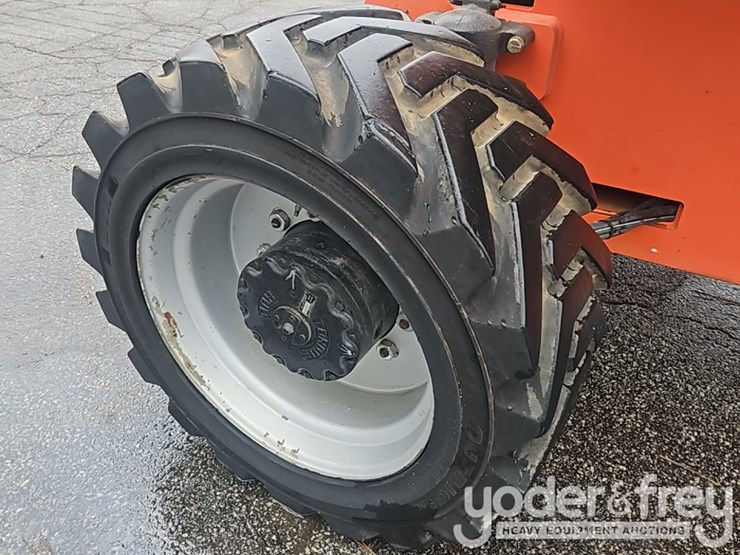 2016-jlg-800aj-image-11