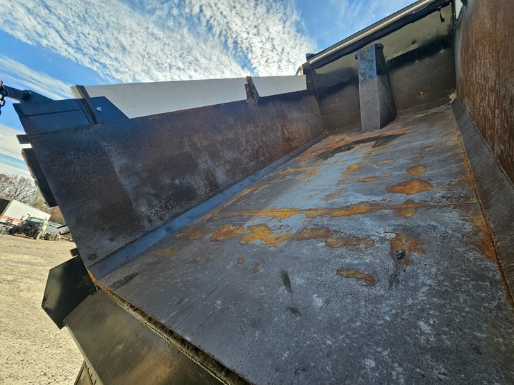 2009-peterbilt-365-image-40