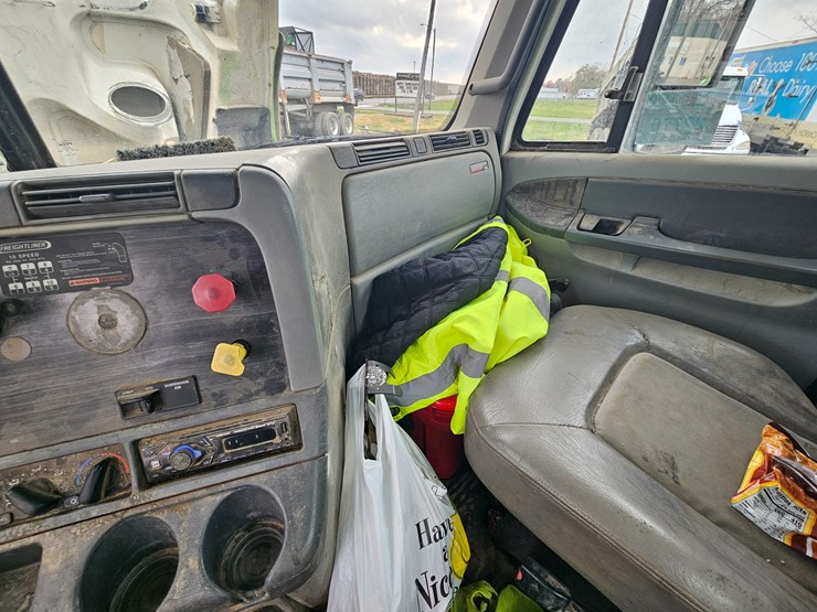 freightliner-columbia-120-image-80