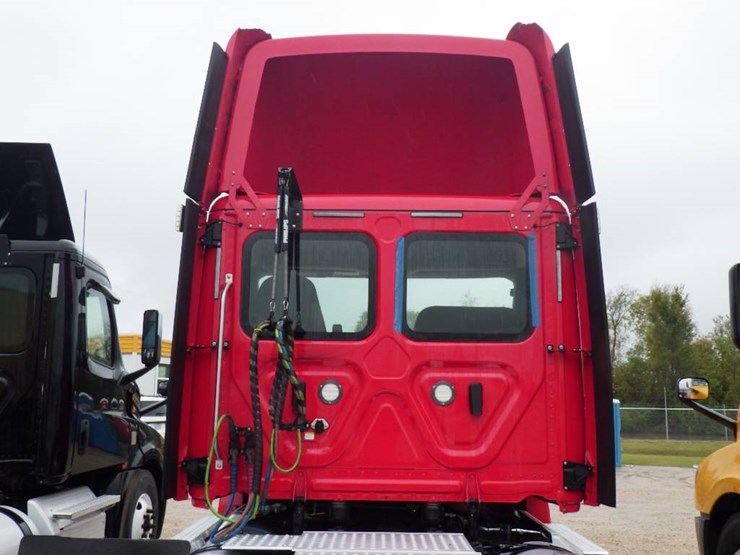 freightliner-cascadia-126-image-11