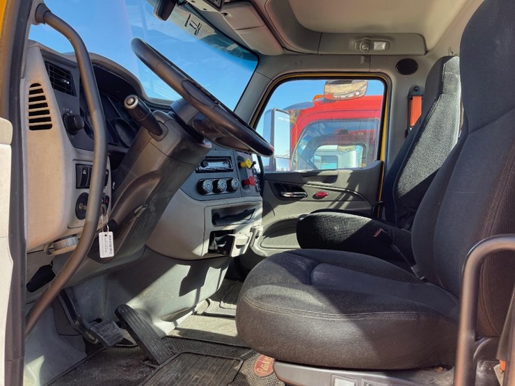 2019-peterbuilt-579-daycab-image-5
