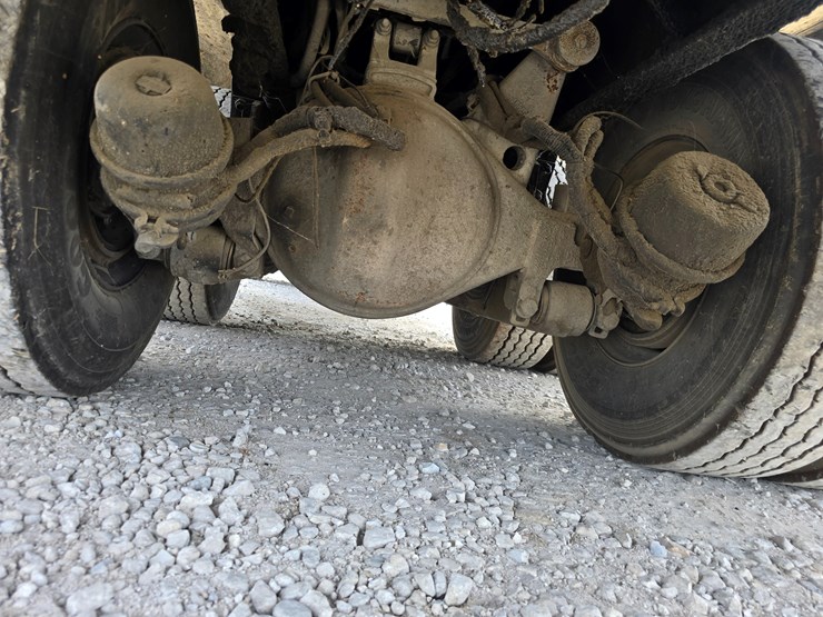 2005-peterbilt-320-image-80