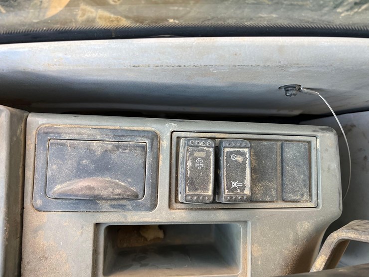 deere-245g-lc-image-27