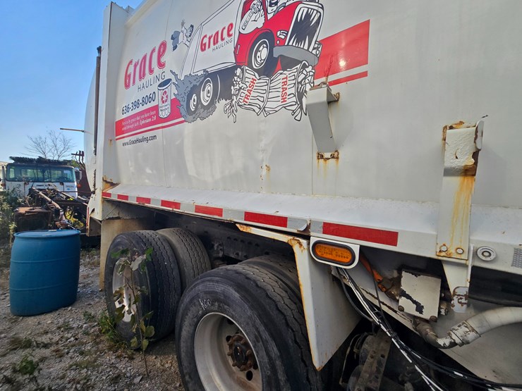 2002-peterbilt-320-image-9