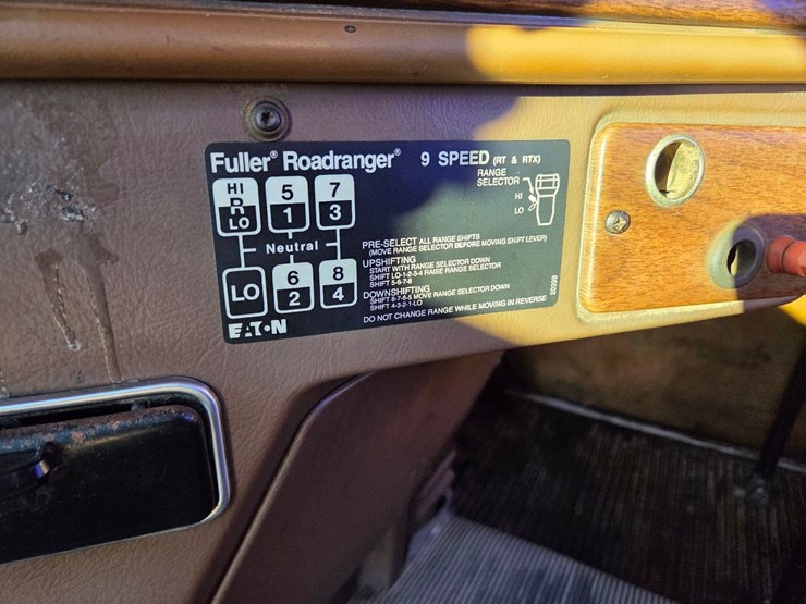 1988-freightliner-day-cab-semi-image-75