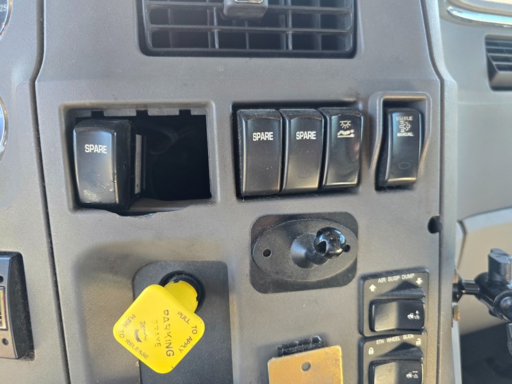 peterbilt-579-image-75