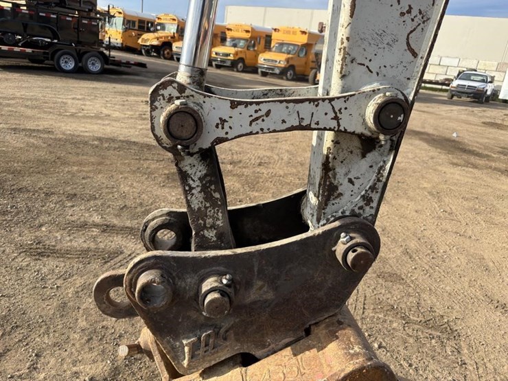 2012-takeuchi-tb180fr-image-15