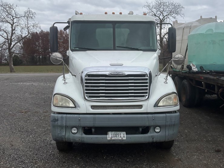 #1402-•-2007-freightliner-image-3