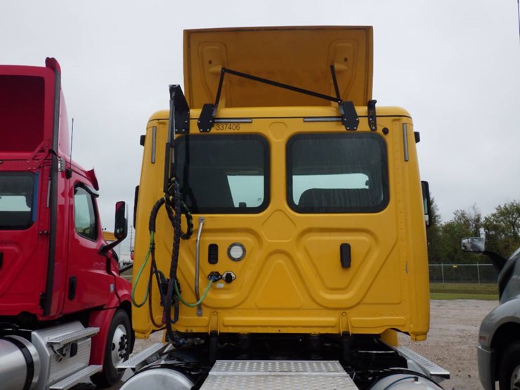 2020-freightliner-cascadia-126-image-11