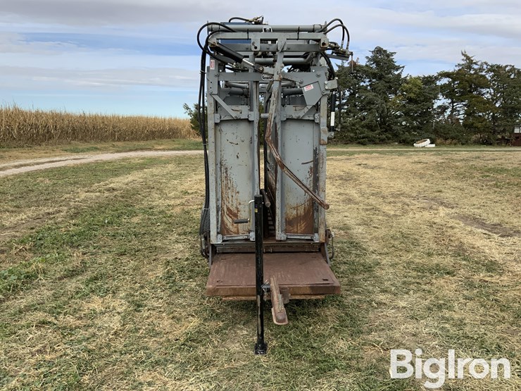 pearson-portable-hydraulic-squeeze-chute-image-2