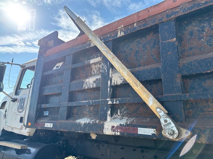 mack-t/a-dump-truck-image-16