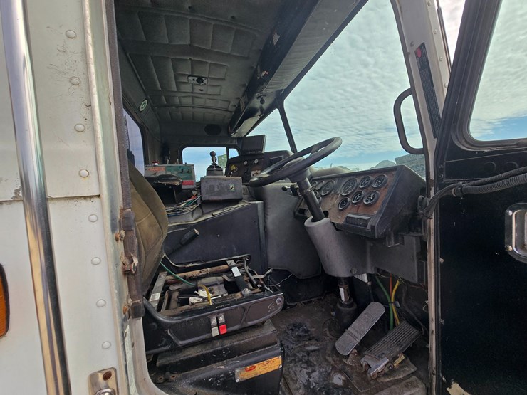 2003-peterbilt-320-image-45
