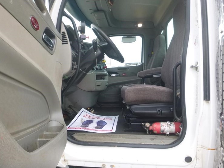 2019-peterbilt-567-image-12