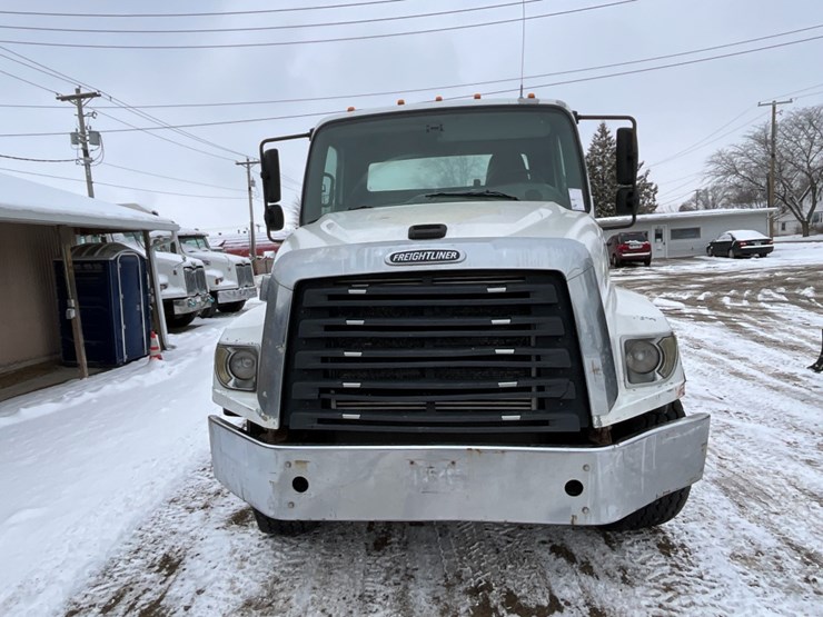 freightliner-114sd-image-3