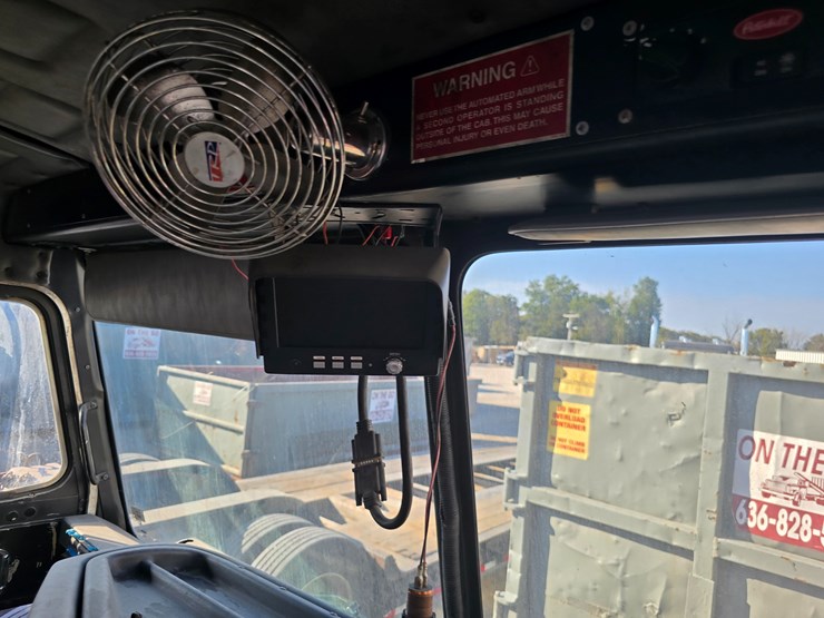 2002-peterbilt-320-image-49