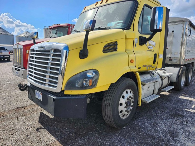 2016-freightliner-semi,-tag-#646-image-1