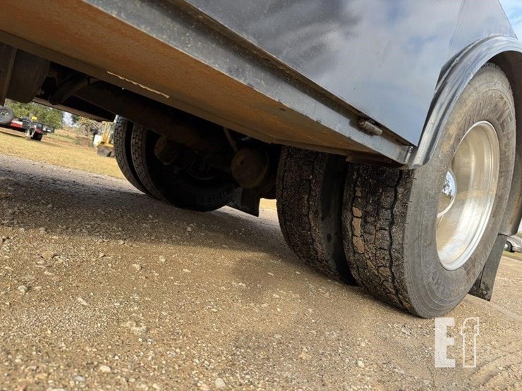 peterbilt-330-image-10