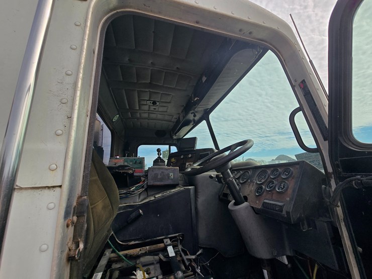 2003-peterbilt-320-image-46