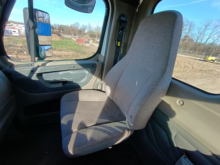 freightliner-cascadia-125-image-39