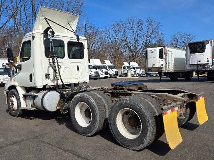 2018-freightliner-cascadia-113-image-2