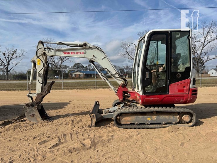 takeuchi-tb235-2-image-1